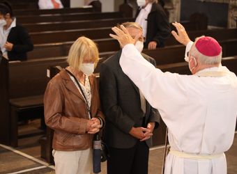 Im Anschluss an den Ehejubilarsgottesdienst mit Weihbischof Ulrich Boom am Freitagvormittag, 2. Juli, konnten sich die Paare von ihm und weiteren Priestern und Diakonen segnen lassen.