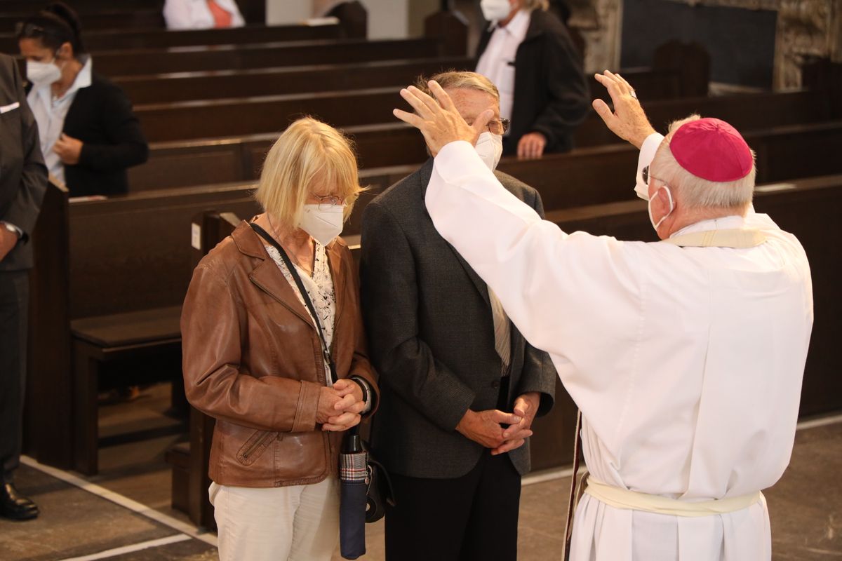 2721/0646 Ehejubilare Freitag, 2- Juli vormittags WB Boom_28465 Im Anschluss an den Ehejubilarsgottesdienst mit Weihbischof Ulrich Boom am Freitagvormittag, 2. Juli, konnten sich die Paare von ihm und weiteren Priestern und Diakonen segnen lassen.