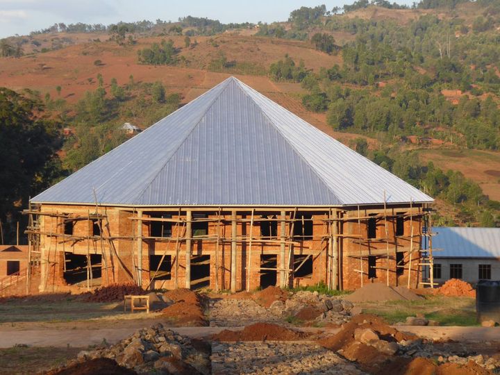 Das Krankenhaus in Litembo ist wichtig für die Versorgung der Bevölkerung im Partnerbistum Mbinga. Das Bild zeigt die Endausbauphase der Labor- und Krankenpflegeschule mit angeschlossener Mehrzweckhalle.
