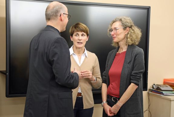 Bischof Dr. Franz Jung im Gespräch mit den Mitarbeiterinnen Sigrid Weinmann (Mitte) und Annegret Karl.