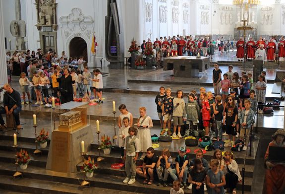 Mit rund 1300 Kommunionkindern und ihren Begleitern hat Weihbischof Paul Reder am Montag, 8. Juli, einen Gottesdienst im Kiliansdom gefeiert.