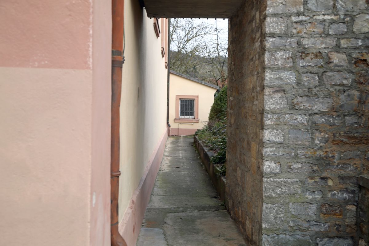 Der Weg an der Südseite der Kirche soll verbreitert werden und als leicht abfallende Rampe in Richtung Pfarrheim führen. Der Weg an der Südseite der Kirche soll verbreitert werden und als leicht abfallende Rampe in Richtung Pfarrheim führen.