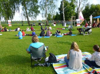 Im Freibad Gelchsheim feierten die Regionalstellen Kitzingen und Ochsenfurt einen Gottesdienst mit Weihbischof Ulrich Boom.