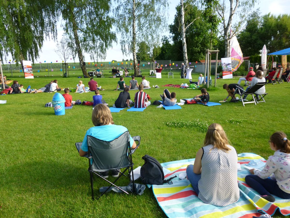 Im Freibad Gelchsheim feierten die Regionalstellen Kitzingen und Ochsenfurt einen Gottesdienst mit Weihbischof Ulrich Boom.