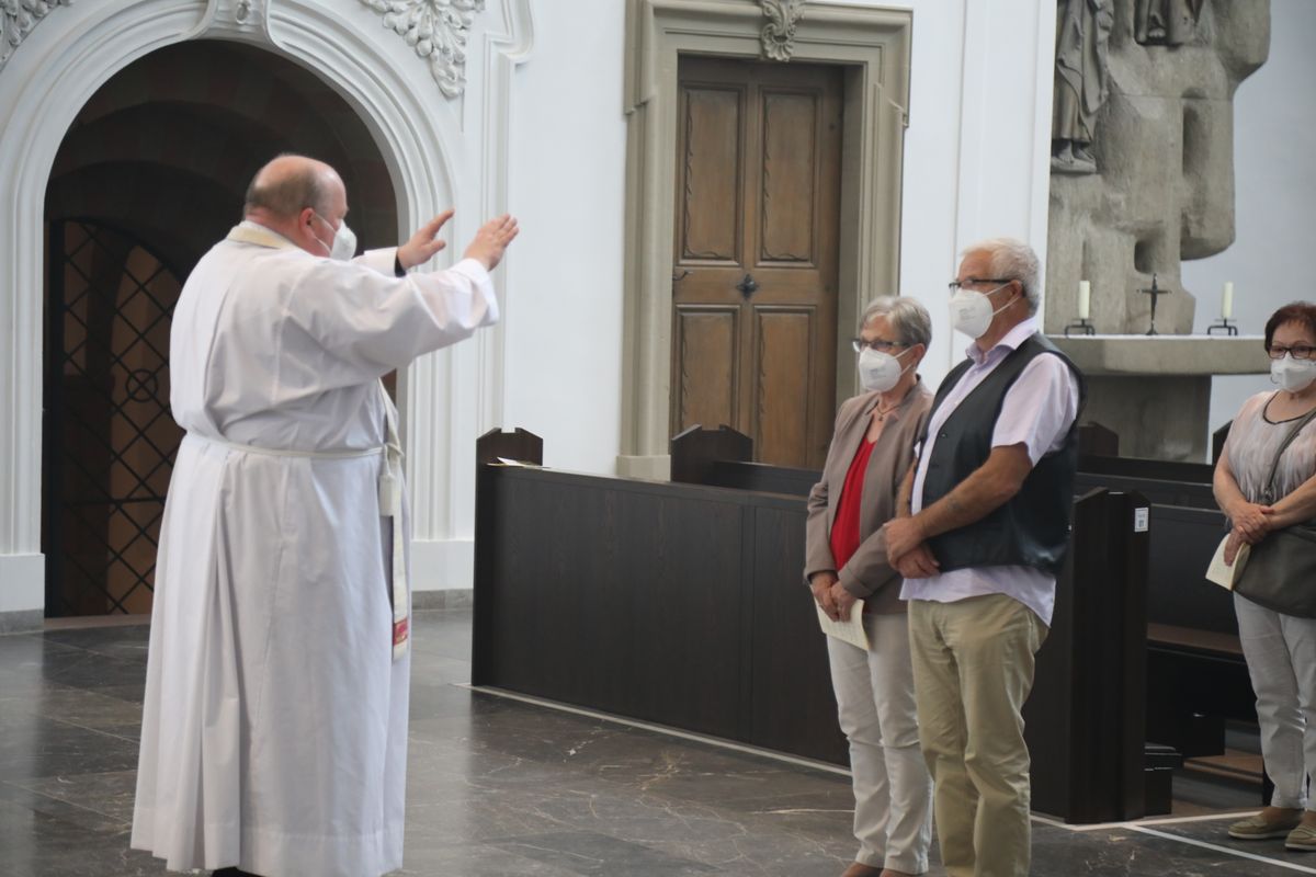 2621/0609 Ehejubilare Weihbischof Boom_27499 Weihbischof Boom und weiteren Priester und Diakone weihen Ehejubilare, die ihr goldenes, diamantenes oder eisernes Ehejubiläum feiern.