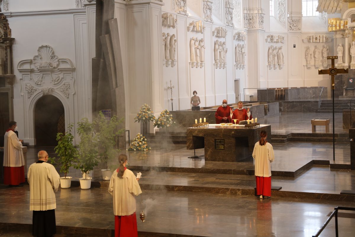 Generalvikar Dr. Jürgen Vorndran feierte am Dienstagabend, 29. Juni, einen Dankgottesdienst mit Ehejubilaren, die 2020 oder 2021 silberne Hochzeit feiern. Im Anschluss hatten die Ehepaare Gelegenheit, sich segnen zu lassen.