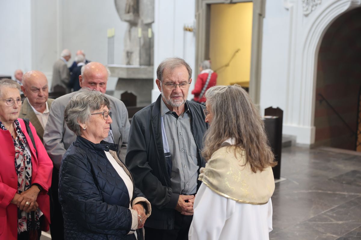 Seelsorgerinnen und Seelsorger spendeten nach dem Gottesdienst den Jubelpaaren individuell den Segen. 