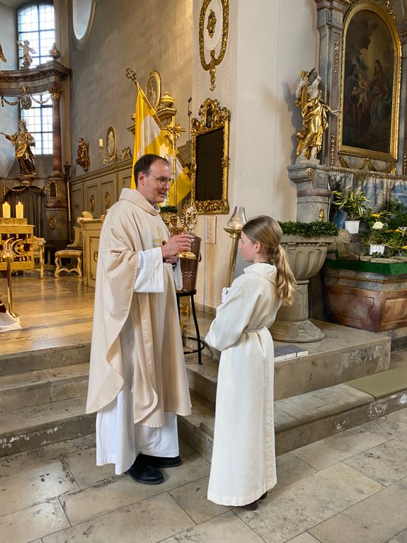 Am Ende des Gottesdienstes segnete Pfarrer Paul Reder die Gläubigen einzeln mit einer Reliquie des seligen Liborius Wagner. Am Ende des Gottesdienstes segnete Pfarrer Paul Reder die Gläubigen einzeln mit einer Reliquie des seligen Liborius Wagner.
