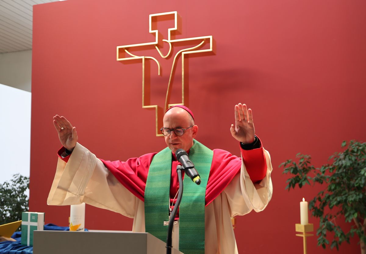 Bei einem Gottesdienst in der Jugendkirche Würzburg hat Bischof Dr. Franz Jung am Freitag, 25. Oktober, insgesamt 47 Personen für die Schulpastoral beauftragt.