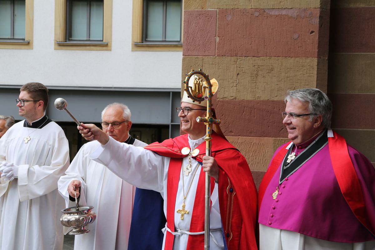 Rund 900 Kindergartenkinder haben am Freitag, 11. Juli, einen Gottesdienst mit Bischof Dr. Franz Jung in der Kirche Sankt Burkard gefeiert. Im Anschluss zogen sie über die Alte Mainbrücke in den Kiliansdom. 
