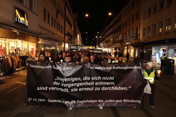 An die erste Deportation von jüdischen Menschen aus Würzburg durch die Nationalsozialisten am 27. November 1941 erinnerte ein von der Gemeinschaft Sant