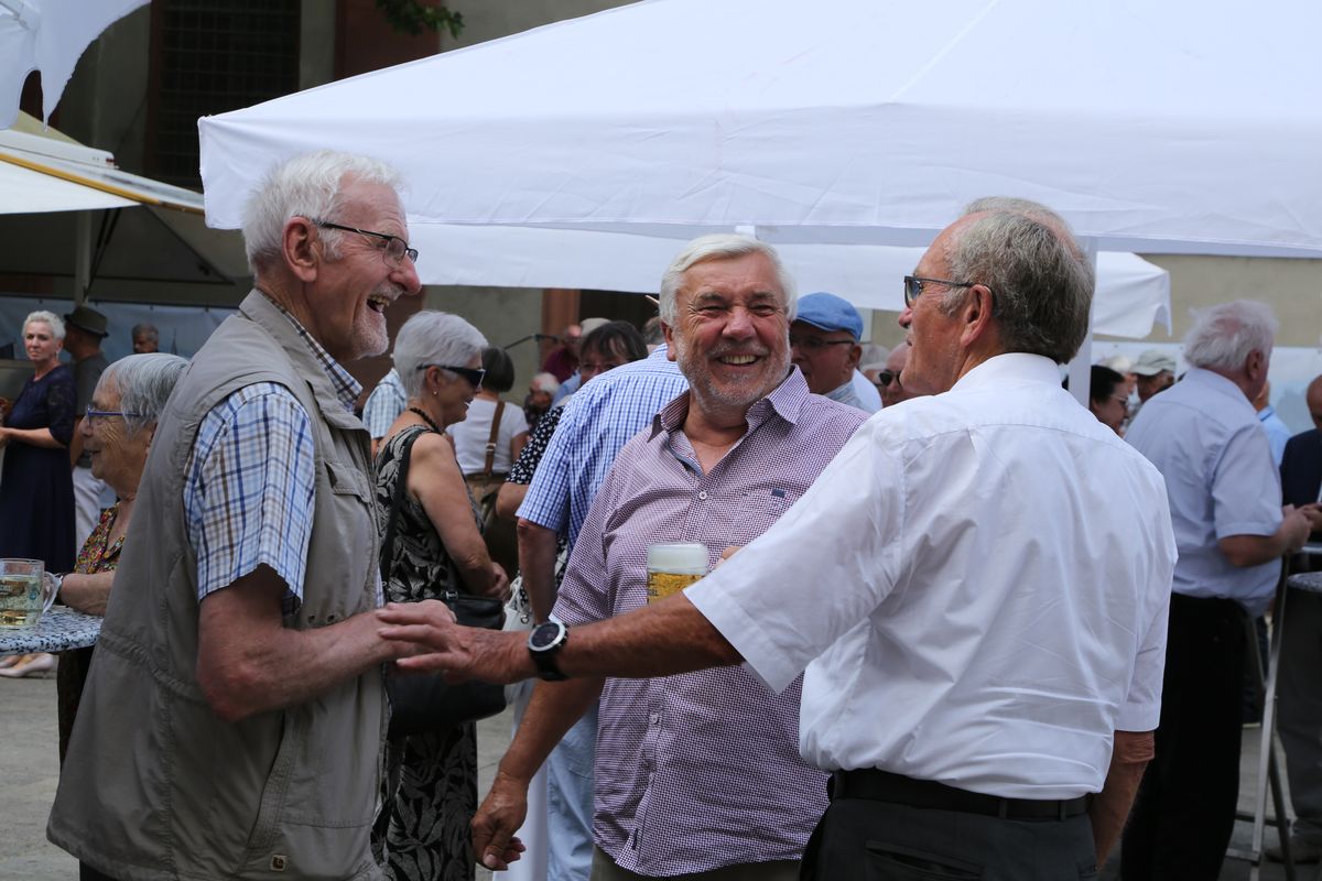 Rund 250 Ehejubilare haben am Freitagnachmittag, 4. Juli, im Kiliansdom in einem Pontifikalgottesdienst mit Weihbischof em. Ulrich Boom ihr Eheversprechen erneuert. 