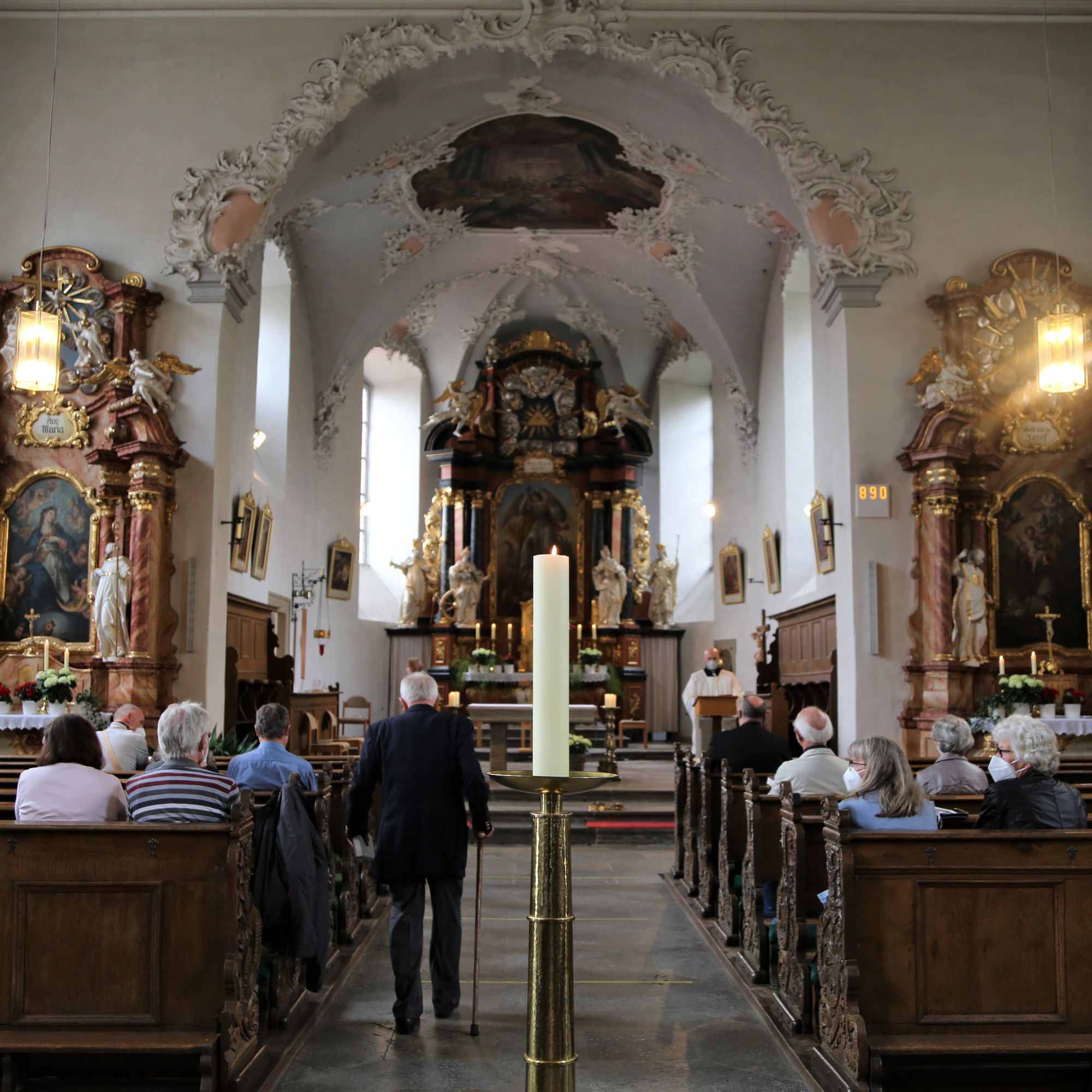 Weihbischof Ulrich Boom feierte am Donnerstagabend ein Pontifikalamt in der Pfarrkirche Sankt Michael in Zeil am Main.