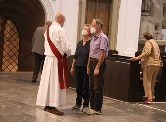 Generalvikar Dr. Jürgen Vorndran feierte am Dienstagabend, 29. Juni, einen Dankgottesdienst mit Ehejubilaren, die 2020 oder 2021 silberne Hochzeit feiern. Im Anschluss hatten die Ehepaare Gelegenheit, sich segnen zu lassen.