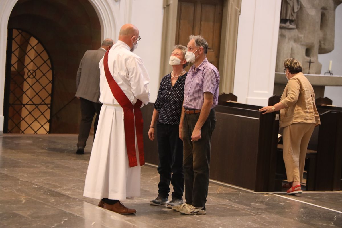 Generalvikar Dr. Jürgen Vorndran feierte am Dienstagabend, 29. Juni, einen Dankgottesdienst mit Ehejubilaren, die 2020 oder 2021 silberne Hochzeit feiern. Im Anschluss hatten die Ehepaare Gelegenheit, sich segnen zu lassen.