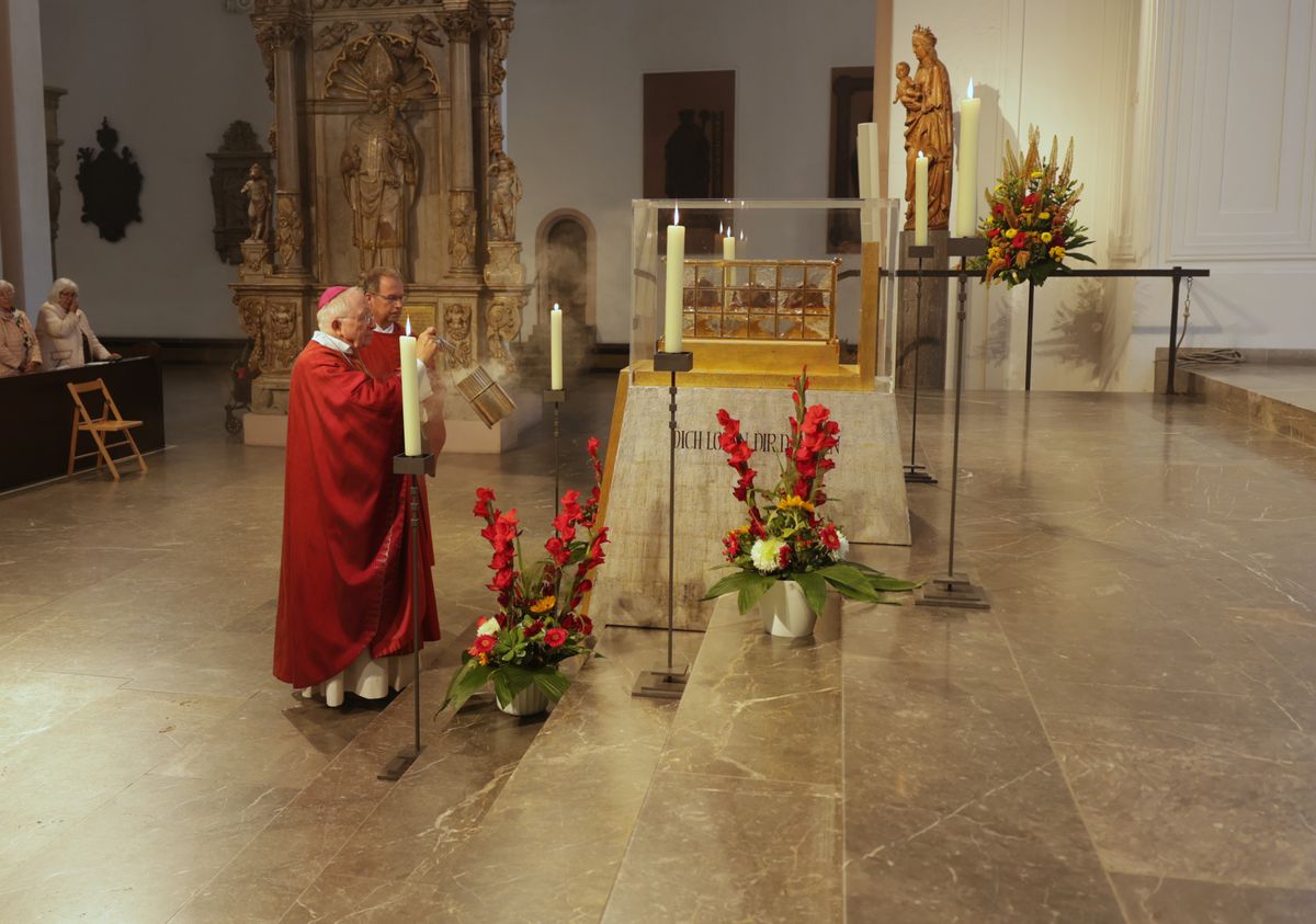 Weihbischof em. Ulrich Boom feierte am Mittwoch, 9. Juli, einen Kiliani-Wallfahrtsgottesdienst mit Gläubigen aus der Region Main-Rhön. Eine Begegnung auf dem Kiliansplatz schloss sich an. 