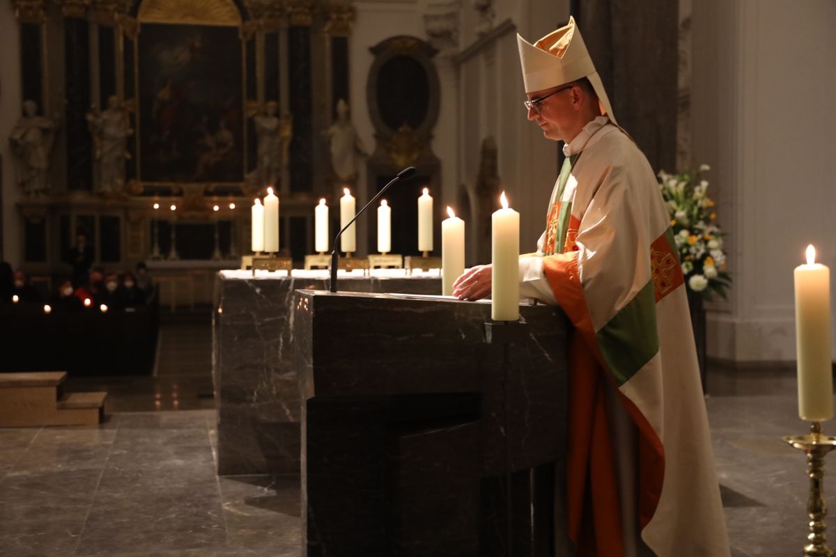 Bischof Dr. Franz Jung betonte in seiner Predigt in der Osternacht,  Gott gebe wie bei Ezechiel verheißen den Menschen ein neues Herz. „Wie den Grabstein Jesu rollt der Herr an Ostern die Steine weg, die unser Herz beschweren, damit wir wieder aufatmen können. "