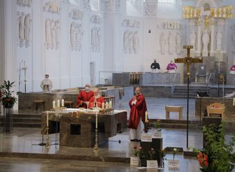 Mit einem Kiliani-Pontifikalgottesdienst im Kiliansdom mit Bischof Dr. Franz Jung ist am Dienstagabend, 6. Juli, das 50. Jubiläum der Berufsgruppe der Pastoralreferentinnen und -referenten im Bistum Würzburg gefeiert worden.