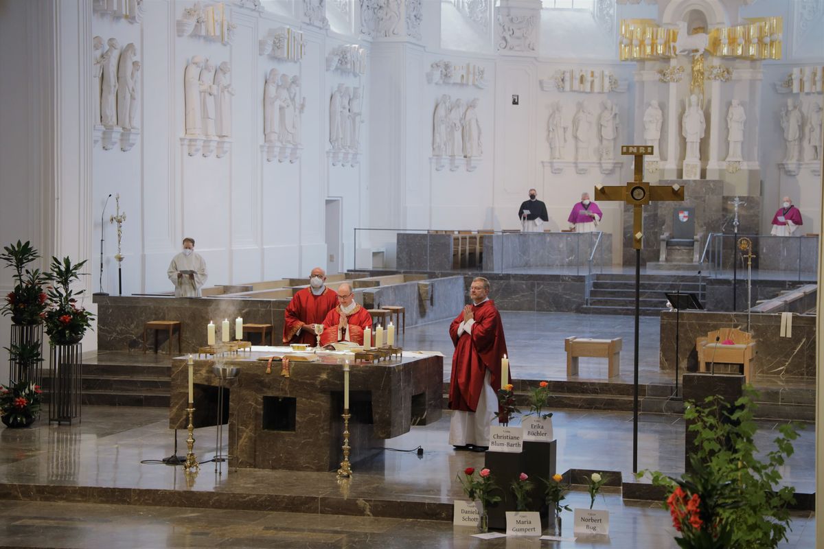 2821/0665 Pasti-Jubiläum_28741 Mit einem Kiliani-Pontifikalgottesdienst im Kiliansdom mit Bischof Dr. Franz Jung ist am Dienstagabend, 6. Juli, das 50. Jubiläum der Berufsgruppe der Pastoralreferentinnen und -referenten im Bistum Würzburg gefeiert worden.