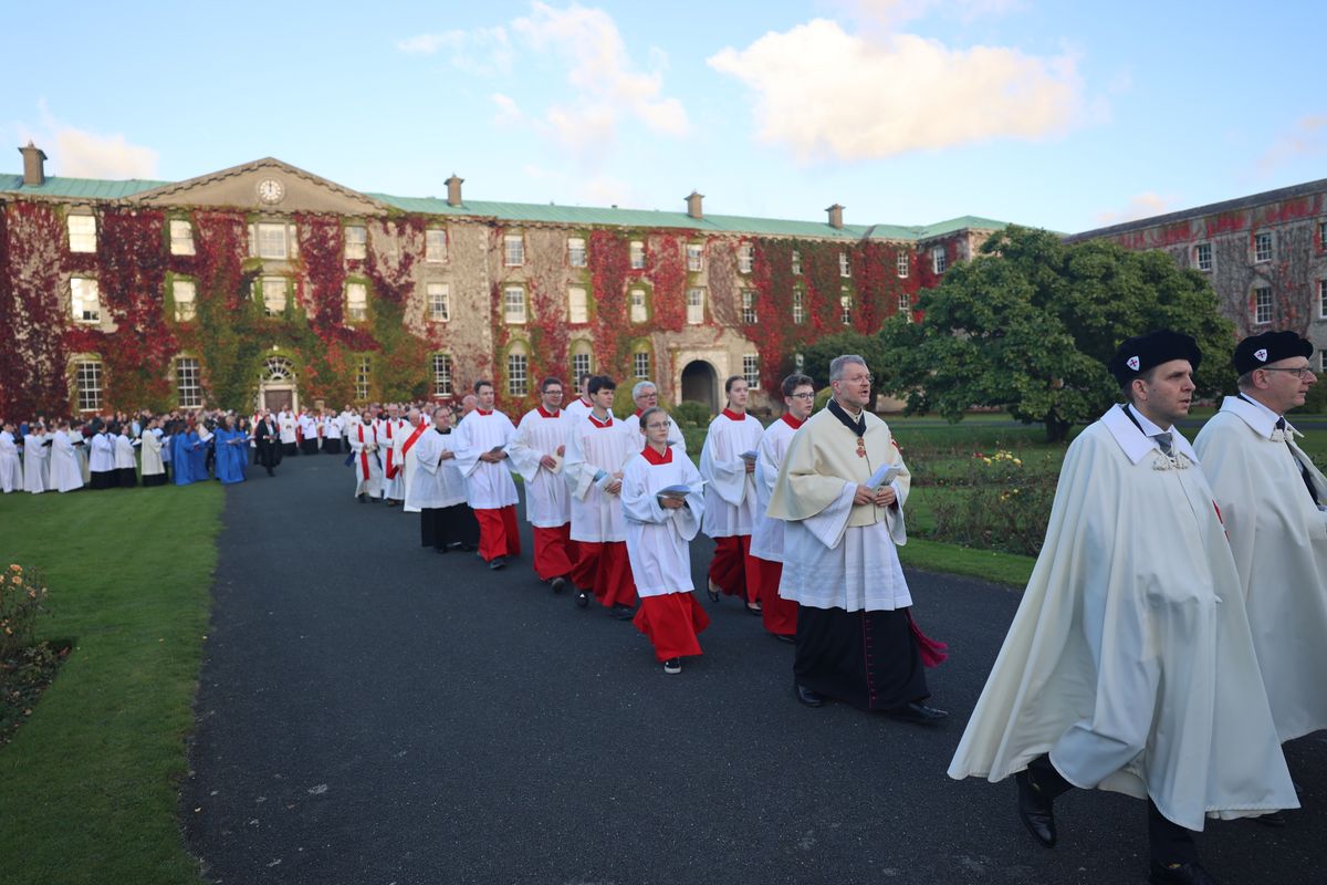 In einer feierlichen Prozession wurden die Reliquien durch den Innenhof in die College Chapel getragen.