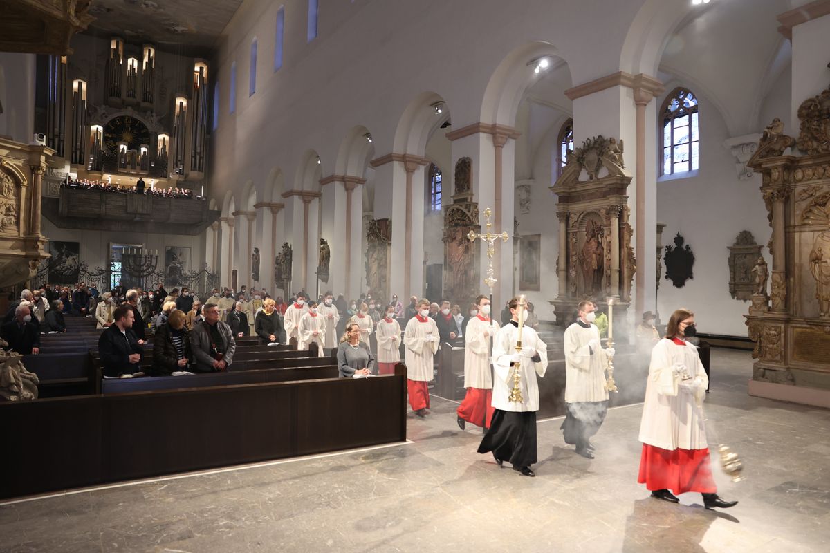 Mit der Messe vom Letzten Abendmahl am Gründonnerstag, 14. April, hat Bischof Dr. Franz Jung im Würzburger Kiliansdom die drei österlichen Tage vom Leiden und Sterben, von der Grabesruhe und der Auferstehung des Herrn eröffnet.