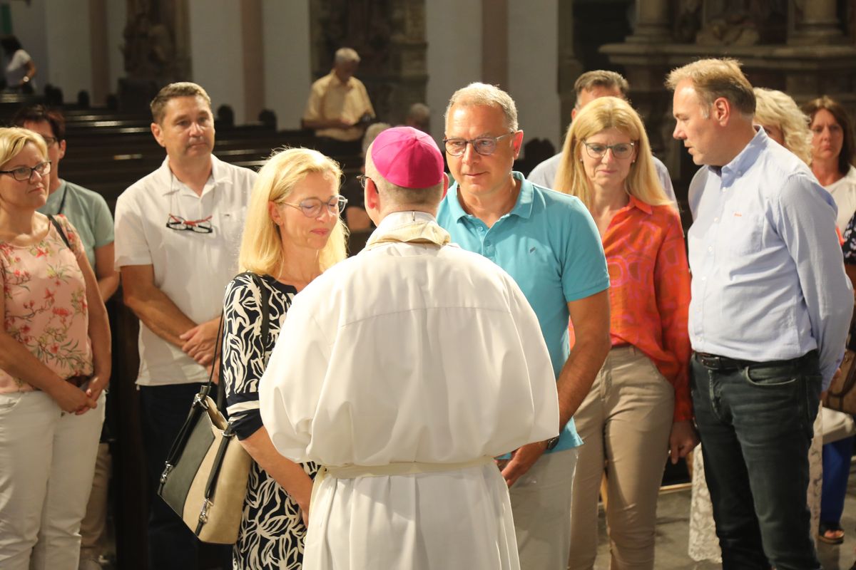 Mit rund 1000 Eheleuten, die in diesem Jahr Silberhochzeit haben, feierte Bischof Dr. Franz Jung am Freitagabend, 4. Juli 2025, einen Pontifikalgottesdienst im Kiliansdom. Im Anschluss erteilten er, Weihbischof Paul Reder sowie weitere Seelsorgerinnen und Seelsorger den Paaren einzeln den Segen.
