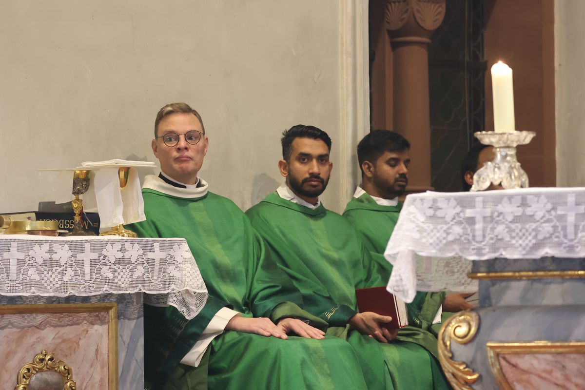 Bei einer Pontifikalmesse in der Klosterkirche auf dem Engelberg bei Großheubach hat Bischof Dr. Franz Jung zusammen mit Pater Jan Pelczarski, Generalsuperior der Oblaten des heiligen Josef aus Rom, am Sonntag, 3. November, offiziell die neue Niederlassung der Oblaten des heiligen Josef im Bistum Würzburg errichtet.