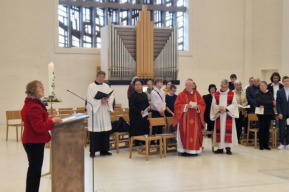 Bischof Dr. Friedhelm Hofmann firmte vier Jugendliche der Franziskus-Schule in Schweinfurt.