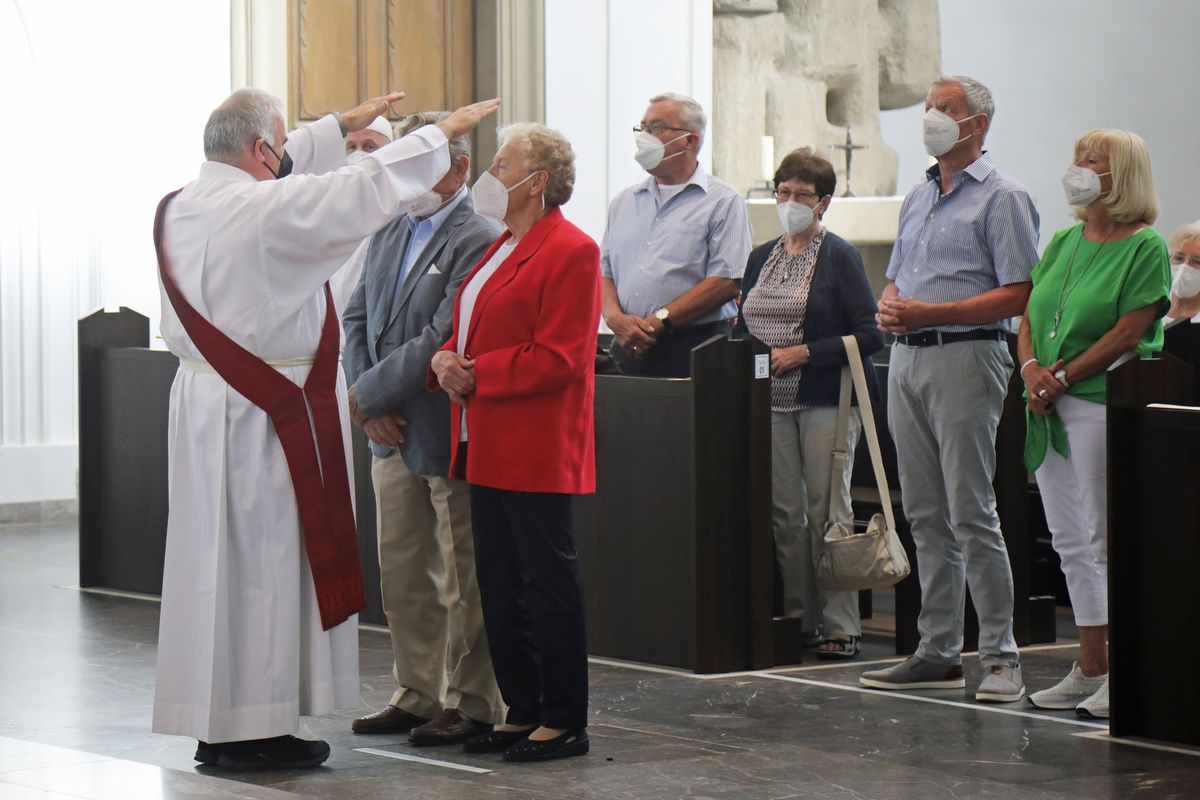 2621/0625 Gottesdienst für Ehejubilare mit Weihbischof Ulrich Boom am 29. Juni 2021_28075 Weihbischof Ulrich Boom feierte am Dienstagnachmittag, 29. Juni, einen Gottesdienst für Ehepaare, die 2020 oder 2021 ihr goldenes, diamantenes oder eisernes Ehejubiläum hatten. Im Anschluss konnten sich die Paare segnen lassen.