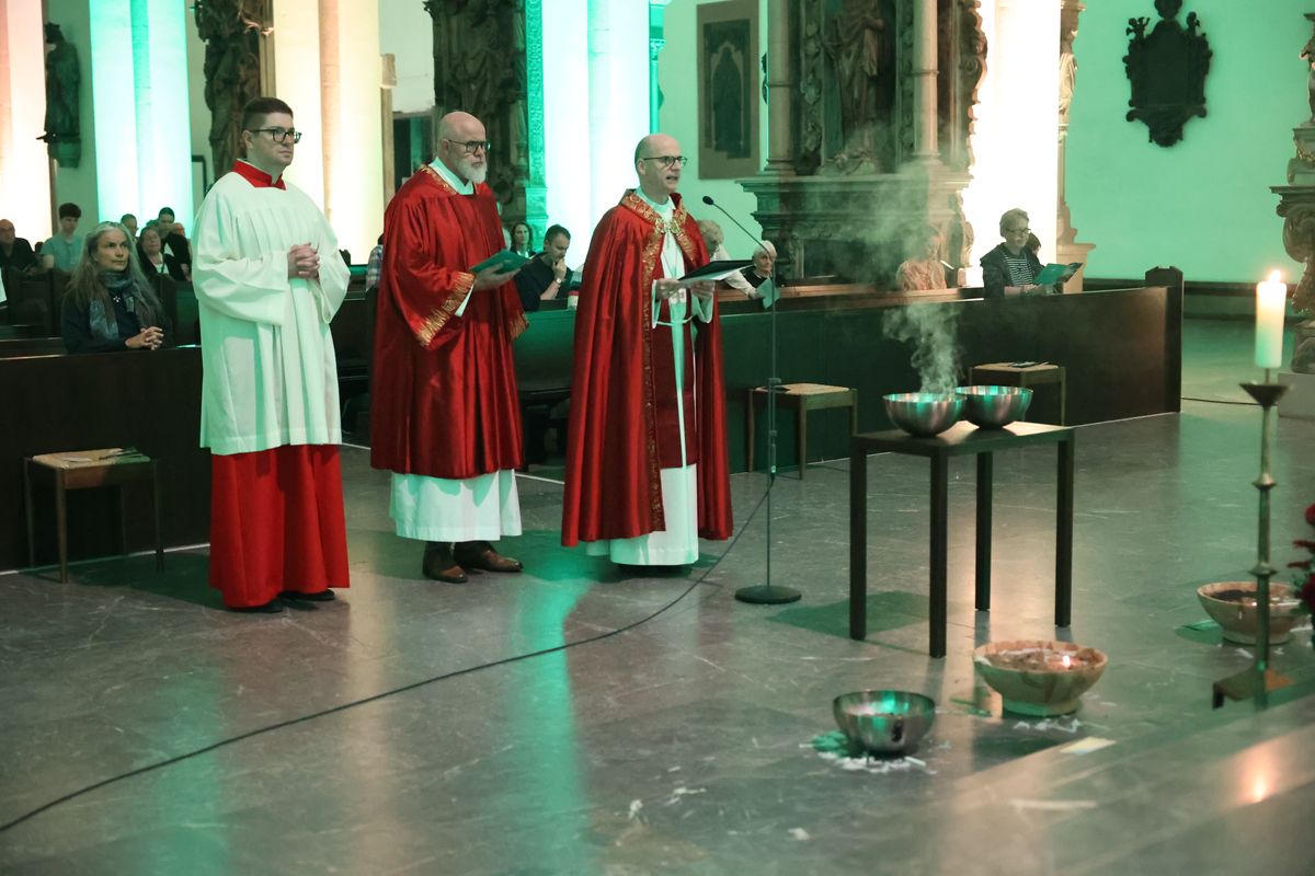 Die "Nacht der Hoffnung" am Samstagabend, 13. Juli, der Kiliani-Wallfahrtswoche lud zu Besinnung, Gebet und Kraftschöpfen in den Kiliansdom ein. Viele Passanten nutzten das Angebot, das um Mitternacht endete.