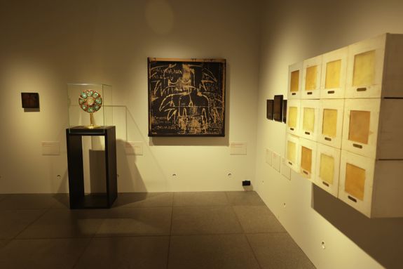 "Mehr Künstlerinnen!" heißt die aktuelle Ausstellung im Würzburger Museum am Dom. Zu sehen sind Werke, die noch nicht dort gezeigt wurden, von Künstlerinnen, die ebenfalls noch nie im MAD ausgestellt haben. "Mehr Künstlerinnen!" heißt die aktuelle Ausstellung im Würzburger Museum am Dom. Zu sehen sind Werke, die noch nicht dort gezeigt wurden, von Künstlerinnen, die ebenfalls noch nie im MAD ausgestellt haben.