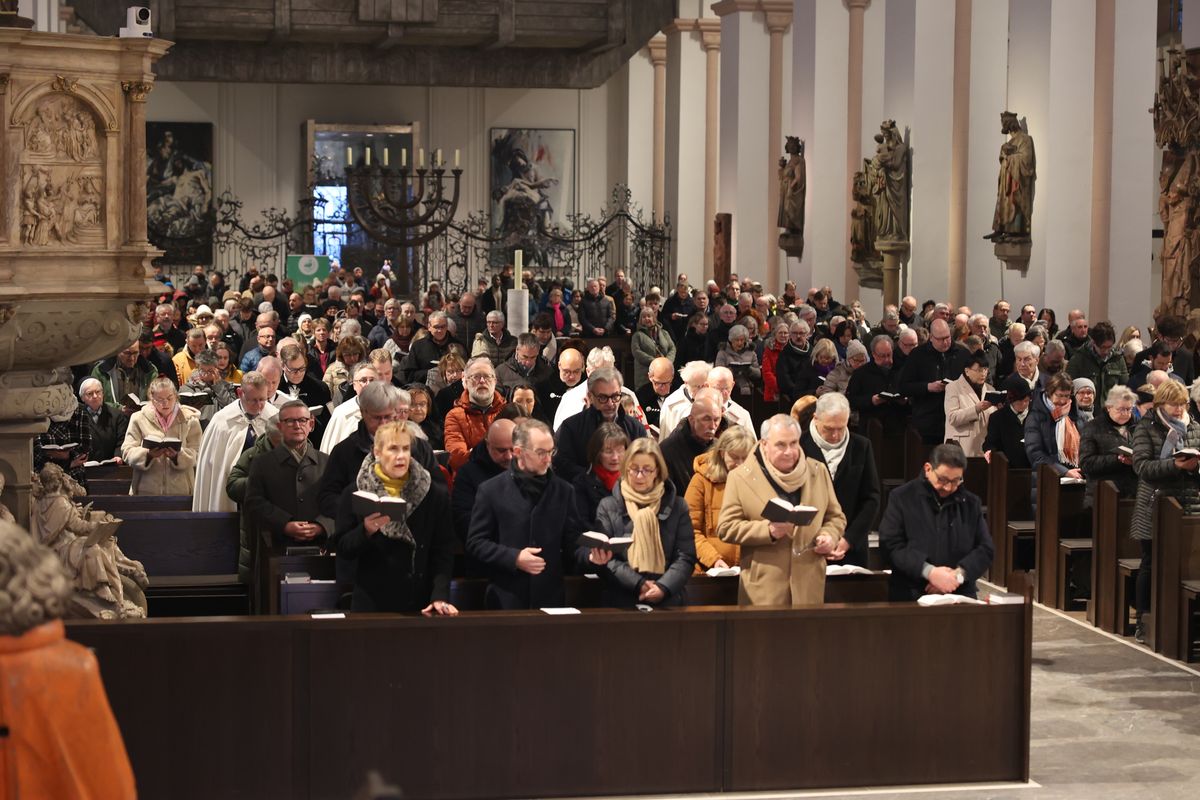 Mit einer Prozession vom Neumünster zum Kiliansdom und einer Pontifikalmesse hat Bischof Dr. Franz Jung am Dienstag, 31. Dezember, in Würzburg für das Bistum das Heilige Jahr eröffnet. Es steht unter dem Motto "Pilger der Hoffnung". 