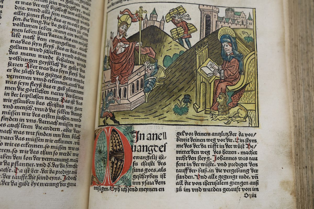 Farbige Illustrationen und rot markierte Satzanfänge: Das sieht nicht nur hübsch aus, sondern sollte auch wenig geübten Lesern beim Verständnis helfen. Farbige Illustrationen und rot markierte Satzanfänge: Das sieht nicht nur hübsch aus, sondern sollte auch wenig geübten Lesern beim Verständnis helfen.