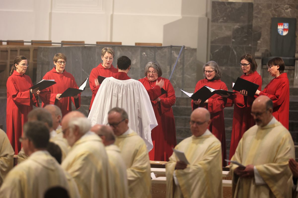 Bischof Dr. Franz Jung hat am Montagabend, 25. März, im Würzburger Kiliansdom die Heiligen Öle für alle 43 Pastoralen Räume im Bistum Würzburg  geweiht.