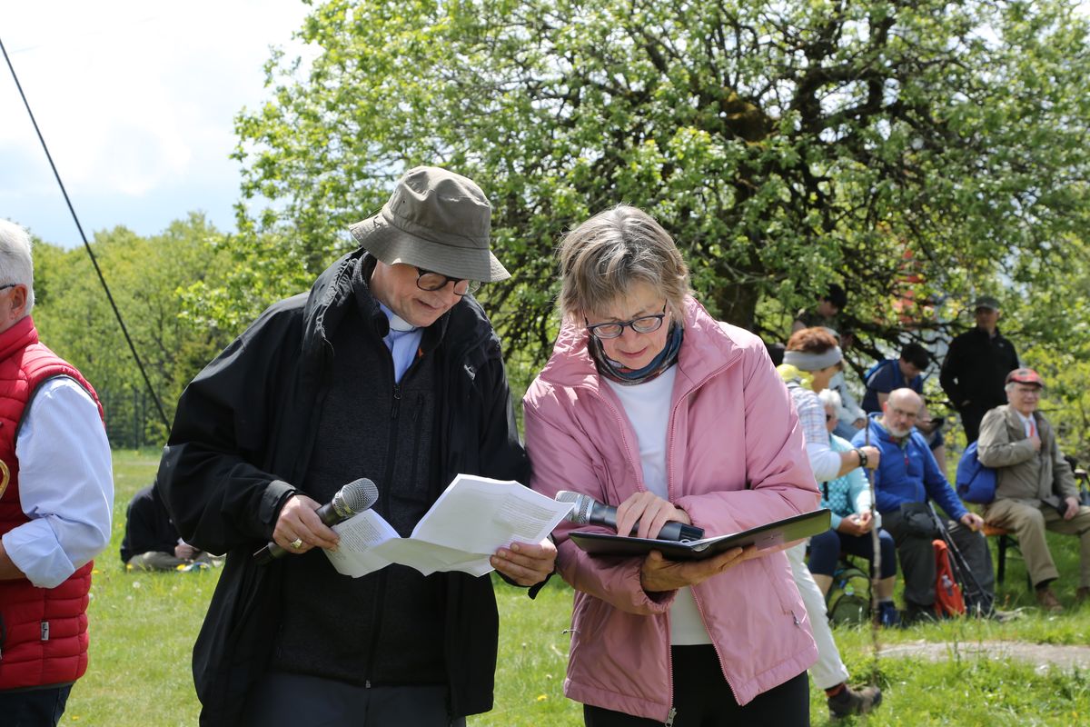 Fast 400 Gläubige haben an der Ökumenischen Kreuzbergwallfahrt mit Bischof Jung und Regionalbischöfin Bornowski teilgenommen.  Fast 400 Gläubige haben an der Ökumenischen Kreuzbergwallfahrt mit Bischof Jung und Regionalbischöfin Bornowski teilgenommen.
