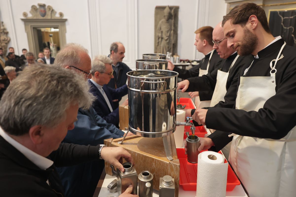 Priesterseminaristen (rechts) füllten die Heiligen Öle in die Gefäße der Vertreter aus den Pastoalen Räumen.  Priesterseminaristen (rechts) füllten die Heiligen Öle in die Gefäße der Vertreter aus den Pastoalen Räumen.
