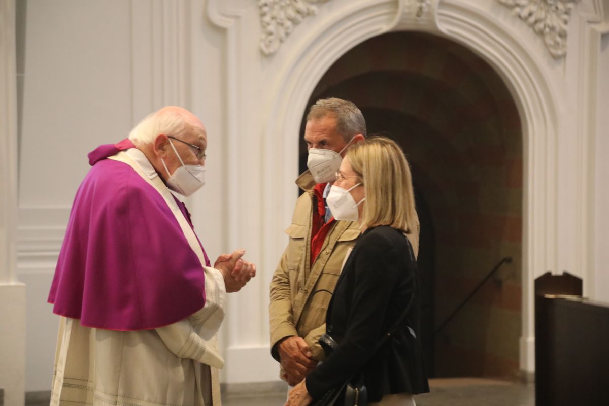 2721/0637-Dankgottesdienst für Ehejubilare mit Bischof Dr. Franz Jung_28316 Bischof Dr. Franz Jung hat am Mittwochabend, 30. Juni, einen Gottesdienst im Würzburger Kiliansdom gefeiert.