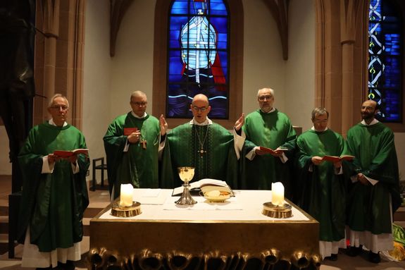Bischof Dr. Franz Jung (Mitte) feierte am Freitag, 8. November, mit den Teilnehmerinnen und Teilnehmern der Fachtagung zur Amazonassynode in der Sepultur des Würzburger Kiliansdom einen Gottesdienst. Es konzelebrierten (von links) der Befreiungstheologe  Bischof Dr. Franz Jung (Mitte) feierte am Freitag, 8. November, mit den Teilnehmerinnen und Teilnehmern der Fachtagung zur Amazonassynode in der Sepultur des Würzburger Kiliansdom einen Gottesdienst. Es konzelebrierten (von links) der Befreiungstheologe Dr. Paulo Suess, Bischof Bernardo Johannes Bahlmann aus dem brasilianischen Partnerbistum Óbidos, Domkapitular Christoph Warmuth, Missionsreferent des Bistums Würzburg, Adveniat-Hauptgeschäftsführer Pater Michael Heinz von den Steyler Missionaren und Provinzial Pater Dario Bossi von den Comboni-Missionaren.