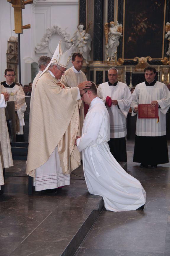 Diakonenweihe im Kiliansdom in Würzburg am 28. September 2013. Bischof Dr. Friedhelm Hofmann weiht Andreas Hartung (Rechtenbach) zum Diakon.