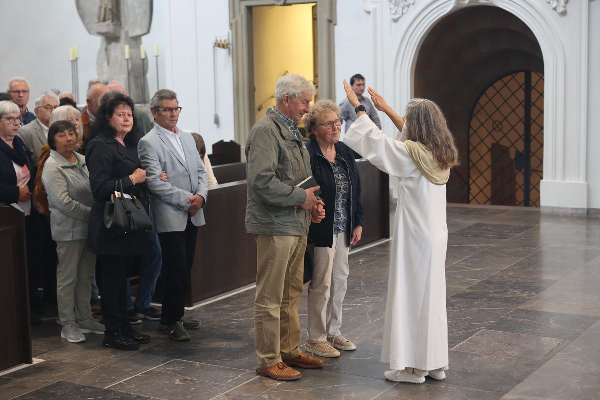 Seelsorgerinnen und Seelsorger spendeten nach dem Gottesdienst den Jubelpaaren individuell den Segen. 