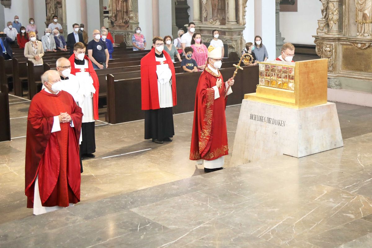 2721/0654 Eröffnung der Kiliani-Wallfahrtswoche 2021 im Kiliansdom_28594 Mit einem feierlichen Pontifikalgottesdienst ist am Sonntag, 4. Juli, im Würzburger Kiliansdom die Kiliani-Wallfahrtswoche 2021 eröffnet worden.