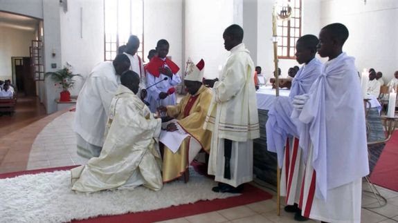 Bischof John C. Ndimbo spendete am Donnerstag, 1. Oktober, Frank Ndunguru im Kiliansdom von Mbinga die Priesterweihe. Bischof John C. Ndimbo spendete am Donnerstag, 1. Oktober, Frank Ndunguru im Kiliansdom von Mbinga die Priesterweihe.