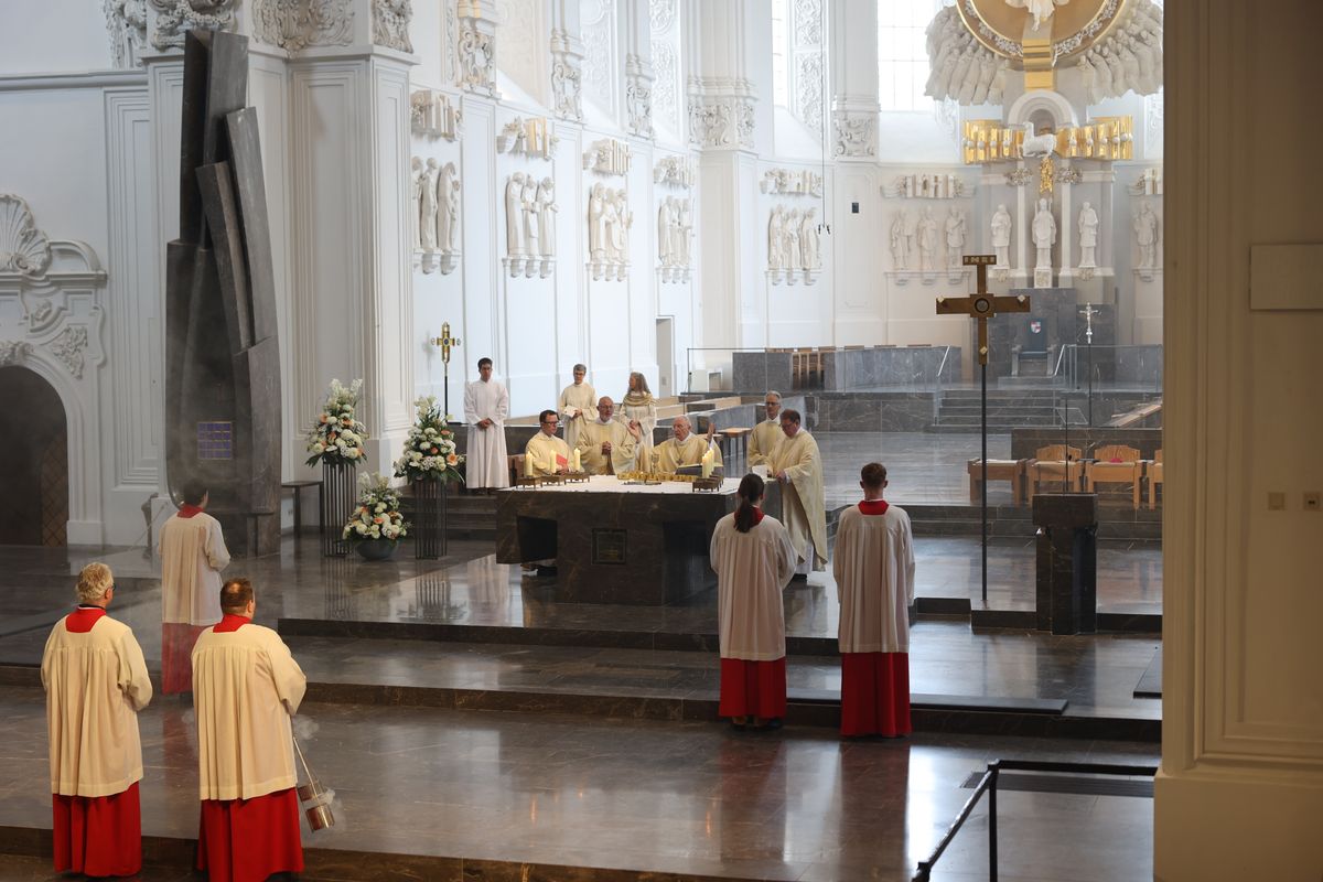 Mit mehr als 400 Ehepaaren, die seit 50, 60, 65 oder 70 Jahren verheiratet sind, hat Weihbischof em. Ulrich Boom am Donnerstagvormittag, 4. Juli, im Würzburger Kiliansdom einen Pontifikalgottesdienst gefeiert.