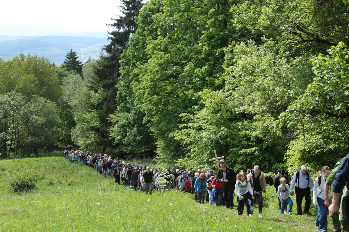Fast 400 Gläubige haben an der Ökumenischen Kreuzbergwallfahrt mit Bischof Jung und Regionalbischöfin Bornowski teilgenommen.  Fast 400 Gläubige haben an der Ökumenischen Kreuzbergwallfahrt mit Bischof Jung und Regionalbischöfin Bornowski teilgenommen.