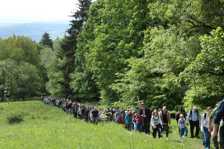 Fast 400 Gläubige haben an der Ökumenischen Kreuzbergwallfahrt mit Bischof Jung und Regionalbischöfin Bornowski teilgenommen. 