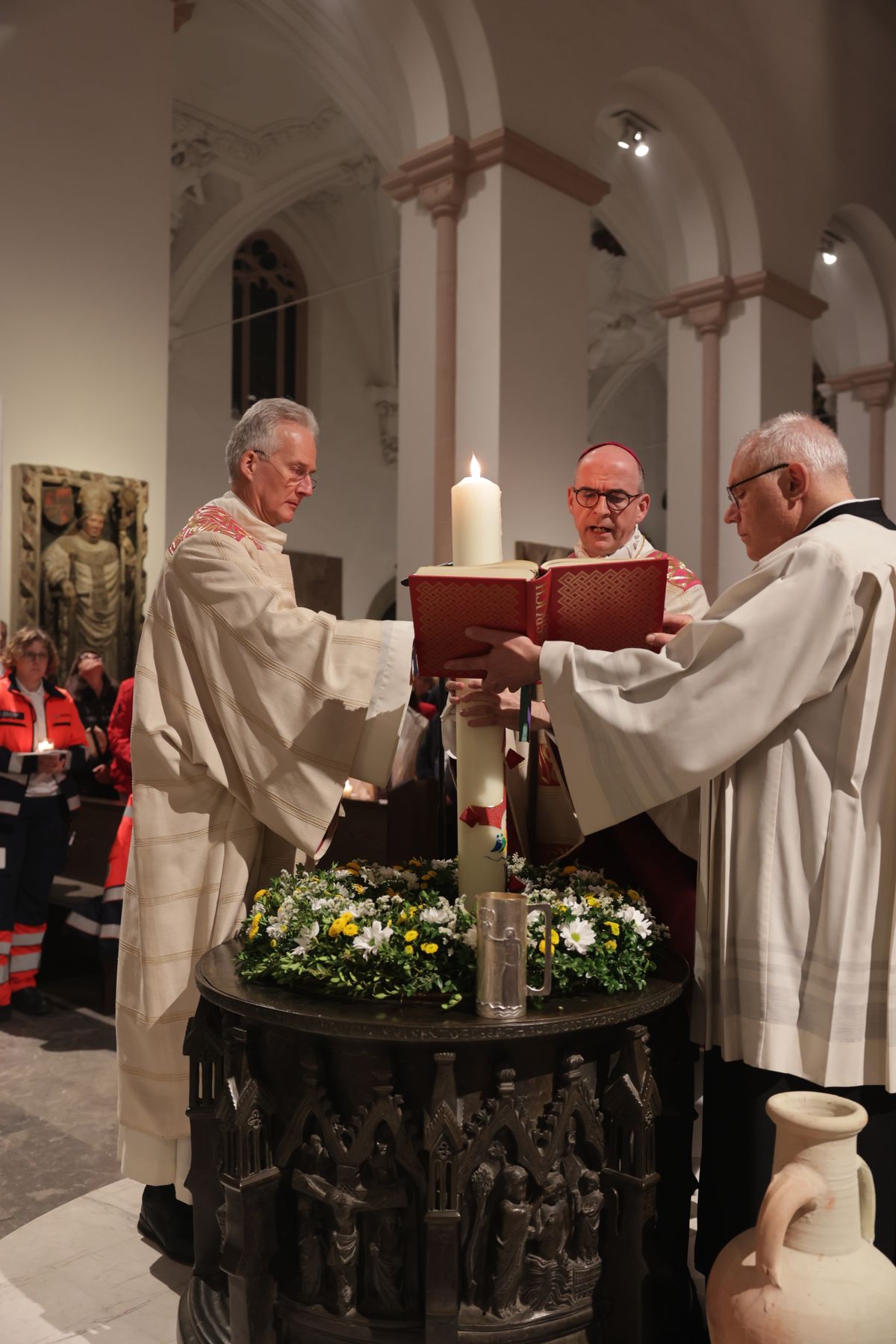 Der Lichtfeier schlossen sich die Segnung des Osterwassers und die allgemeine Tauferneuerung an. 