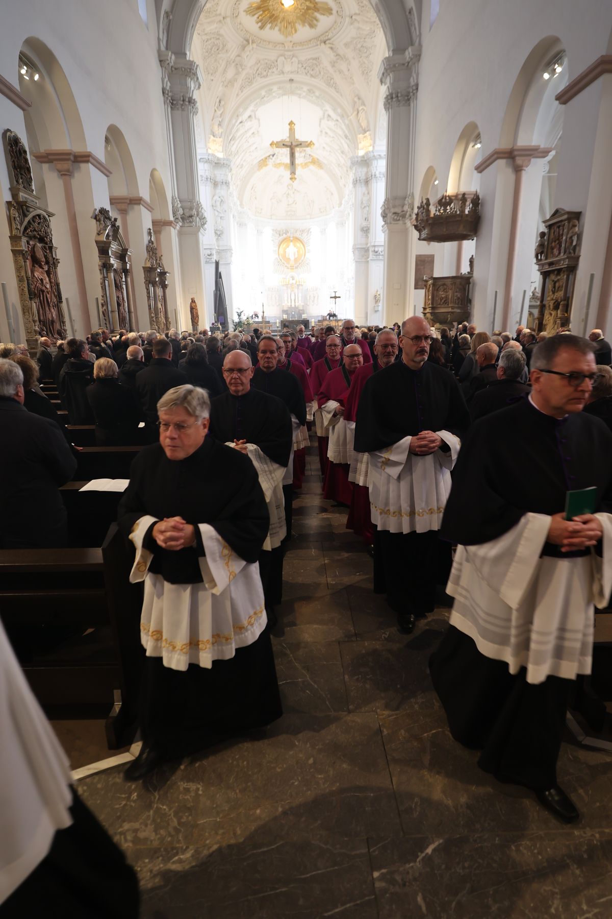 Bischof Dr. Franz Jung feierte am Samstag, 12. Oktober, im Würzburger KIliansdom ein Pontifikalrequiem für Weihbischof em. Helmut Bauer. Die anschließende Beisetzung leitete Dompropst Weihbischof Paul Reder.