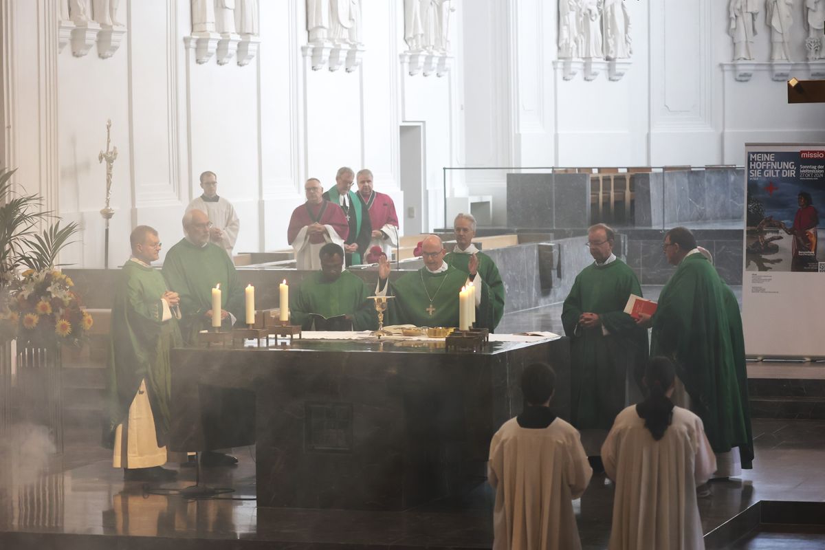 Mit einem Pontifikalgottesdienst im Kiliansdom und einem Festakt in Burkardushaus ist am Sonntag, 27. Oktober, in Würzburg der bundesweite Abschluss des Monats der Weltmission begangen worden. Beispielland war in diesem Jahr Papua-Neuguinea.