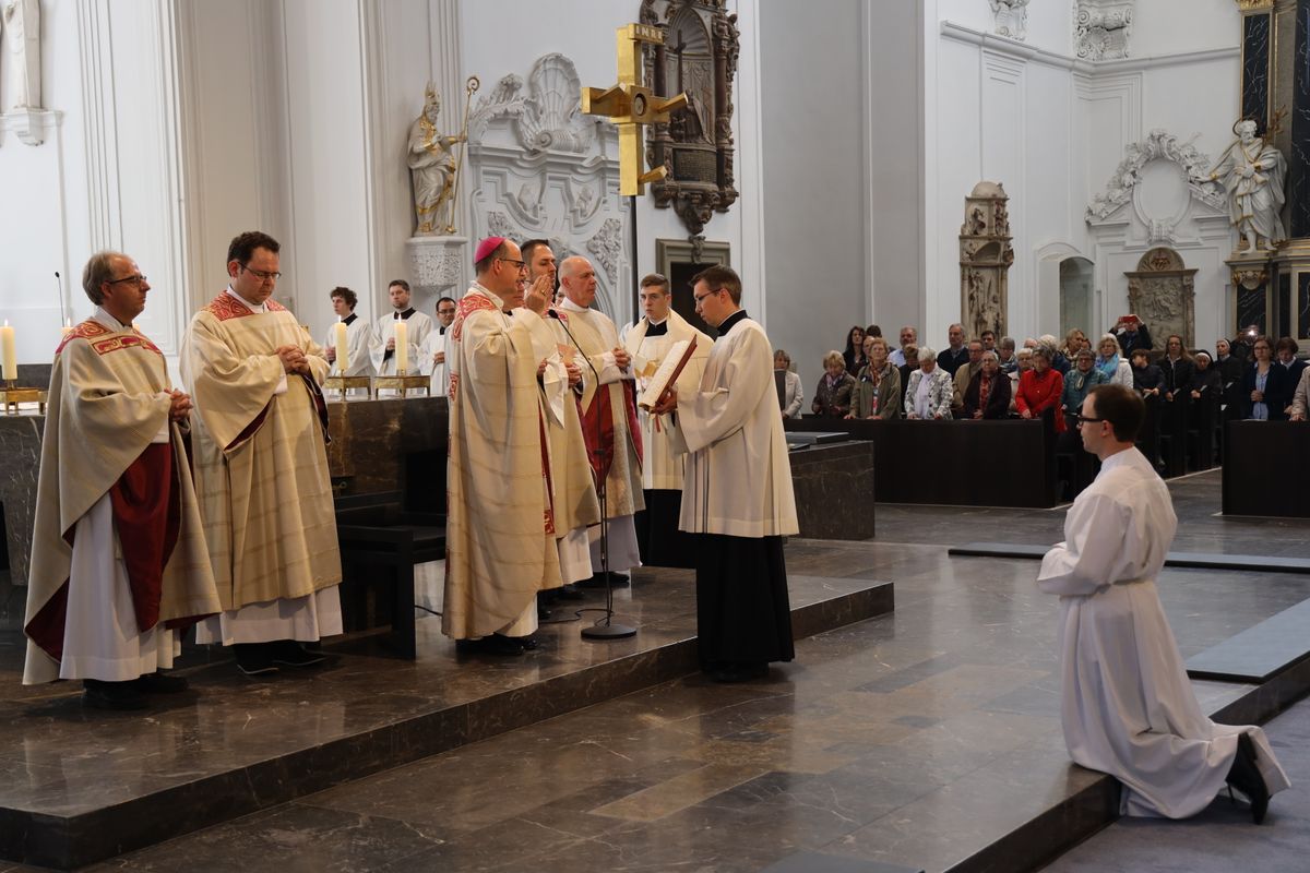 Bei einem feierlichen Gottesdienst im Würzburger Kiliansdom weihte Bischof Dr. Franz Jung Bertram Ziegler zum Diakon. Zahlreiche Verwandte, Freunde und Wegbegleiter des Priesterseminaristen nahmen an der Feier teil.