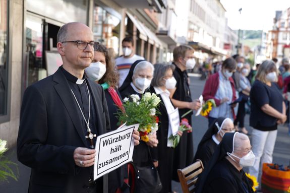 2721/0652 Menschenkette_28504 Bischof Dr. Franz Jung (links) reihte sich in die Menschenkette mit ein.